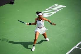 🥰还得看库中锋！库里内线举手要位上篮打成2+1！挥拳庆祝！